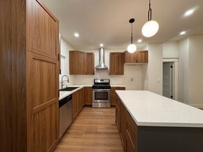 Building Photo - 814 W Poplar St