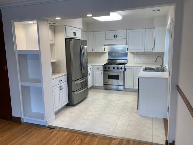 Foto del edificio - 2401 Bristol Rd