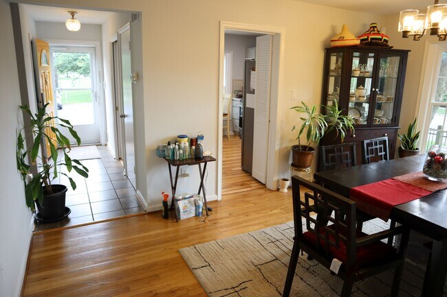 Foto del edificio - Commuter’s Dream! Spacious 3-Level End-Unit Townhome – Just 2 Blocks to Metro