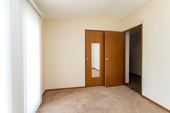 Building Photo - Charming Home on a Spacious Lot with No HOA!