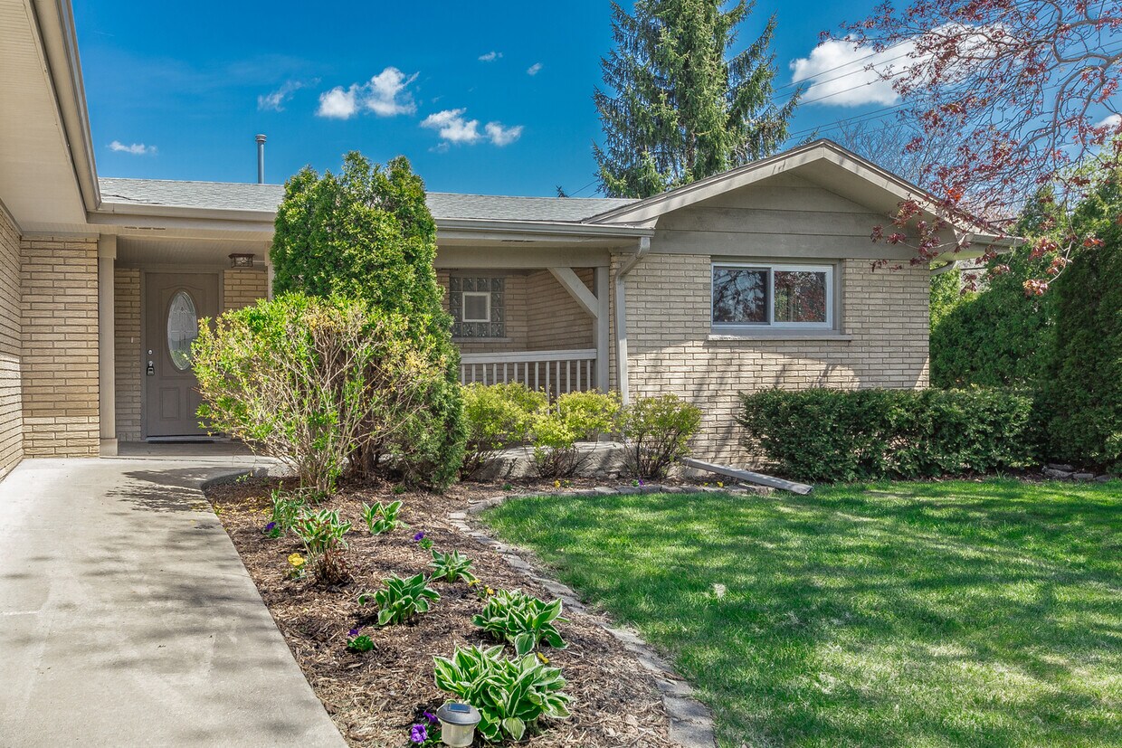 Foto principal - 116 E Brittany Dr