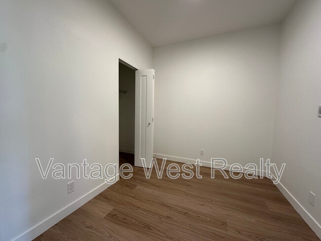 Building Photo - 1380-1380 Pridham Ave