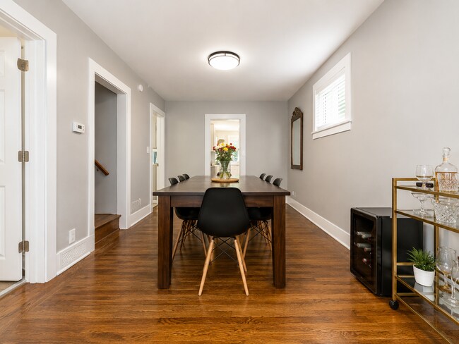 Foto del edificio - Charming 4BR Bungalow with Finished Basement & Fenced Yard