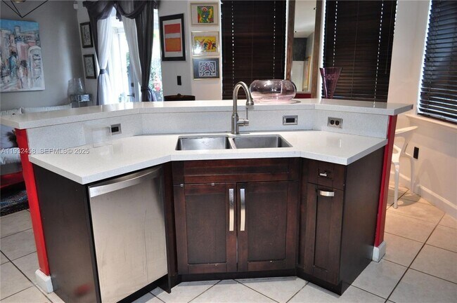 Foto del edificio - 4849 NW 108th Path