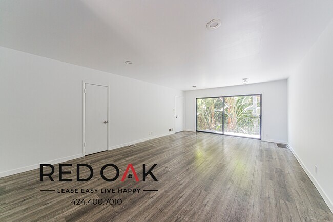Foto del edificio - 8770 Shoreham Dr
