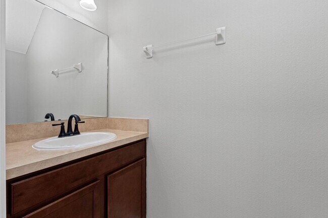 Building Photo - Meticulously Maintained Townhome