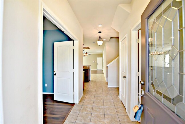 Building Photo - 717 Alamo Plaza Dr