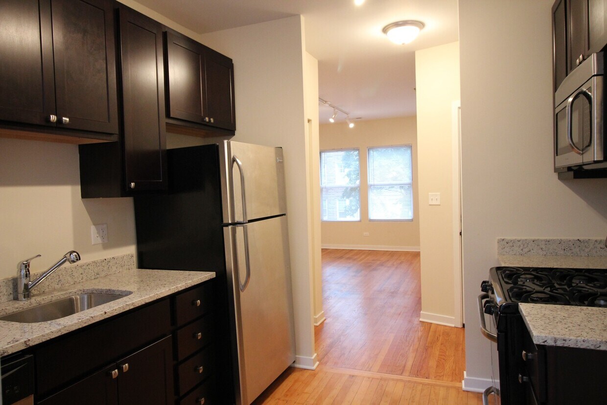 Primary Photo - 6975 N Greenview Ave