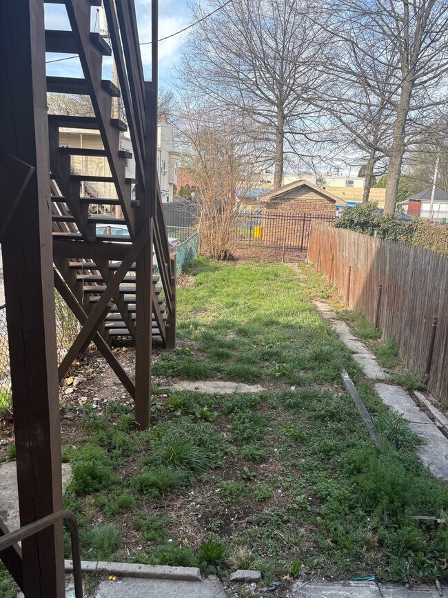 Building Photo - New Price Reduction! 3 Bedroom 2nd/3rd Flo...