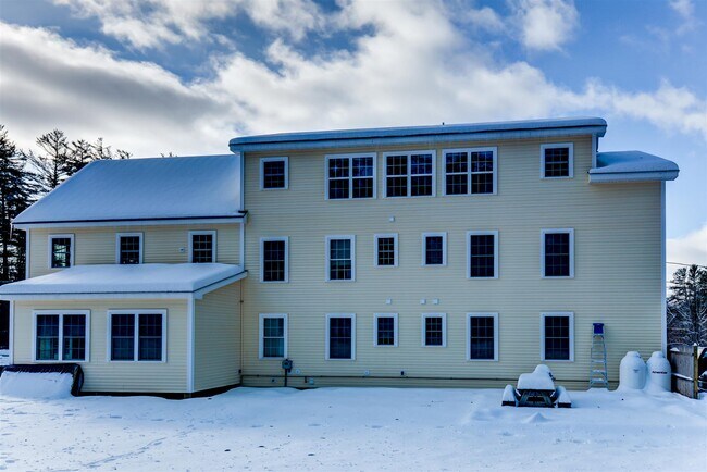 Building Photo - 816 NH-175