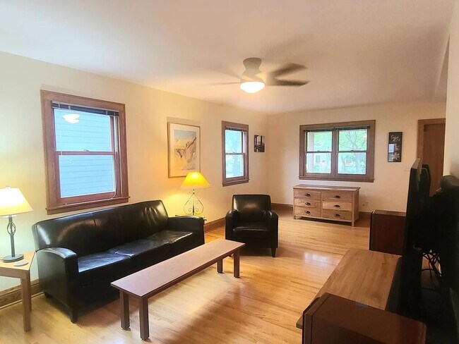 Foto del edificio - Great Southwest Minneapolis 3br/2ba Home - Avail June 1 for long term lease