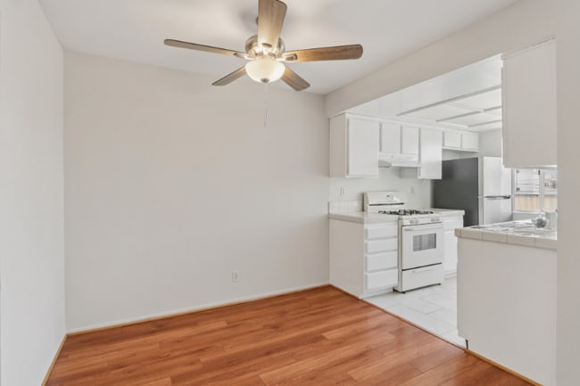 Foto del edificio - 700 E Cedar Ave