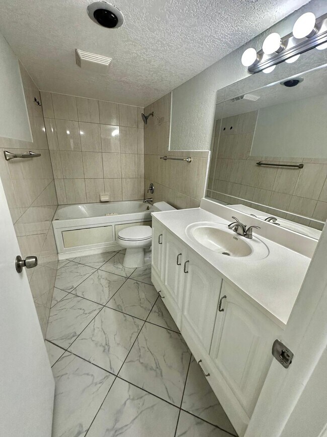 Foto del edificio - 4158 Inverrary Dr