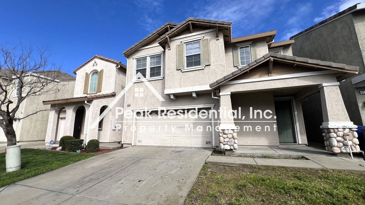 Primary Photo - Spacious 4bd/2ba House with 2 Car Garage