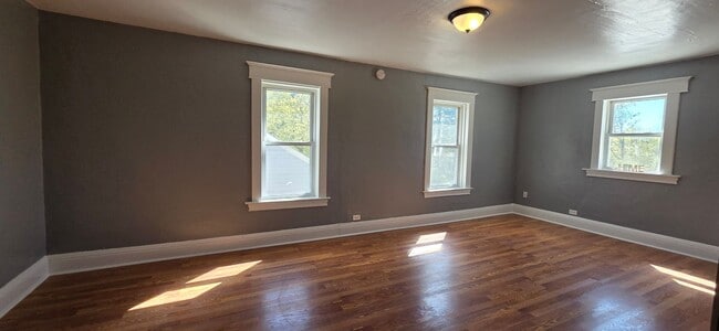 Building Photo - Upper Level One Bedroom Condo in Cadillac