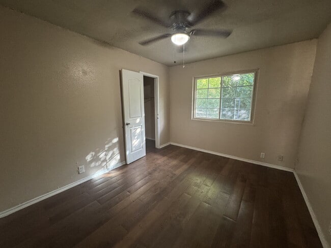 Photo - Fouplex unit ready to move in in Castle Hill! Apartment