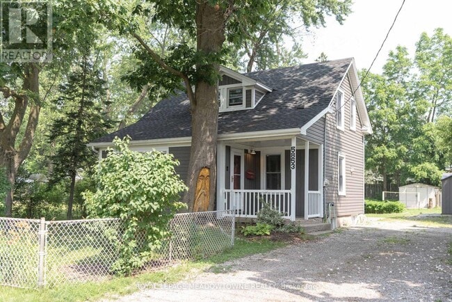 Photo du bâtiment - 5853 McLeod Rd