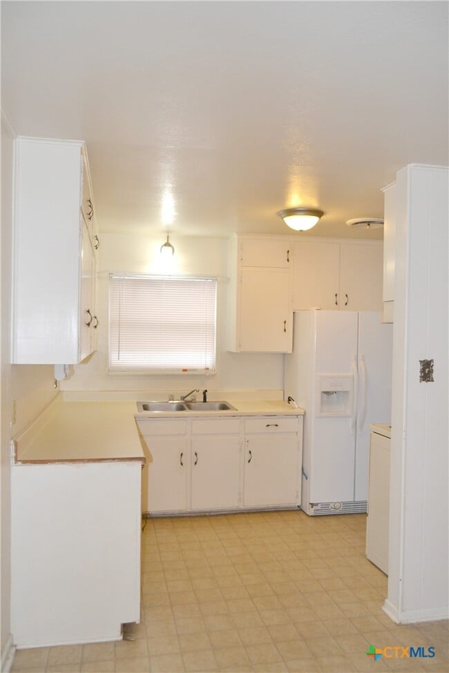 Building Photo - 1323 Gardenia Ave