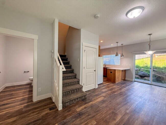 Building Photo - BIGFIR1069-1071