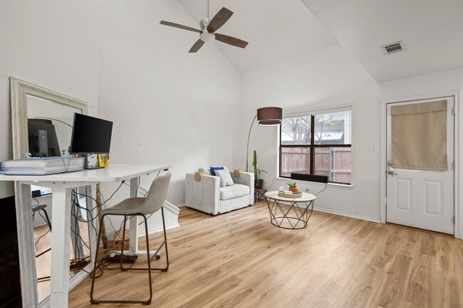 Foto del edificio - 512 Eberhart Ln