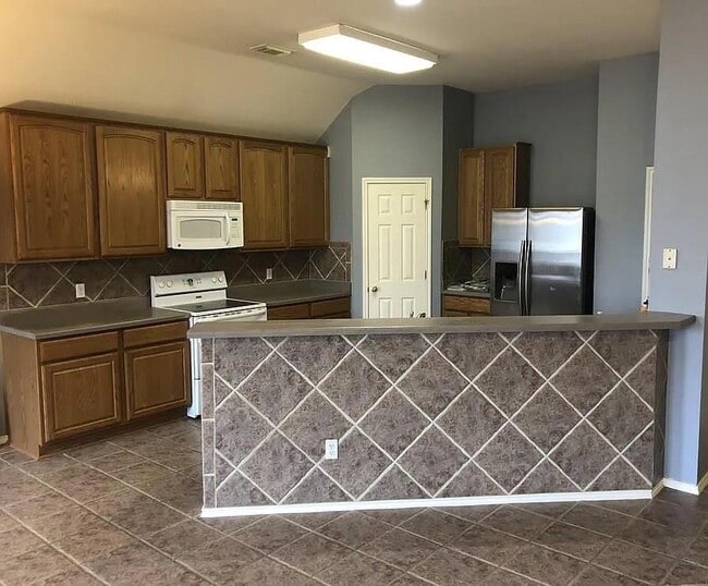 Building Photo - 1800 Briarton Ln N