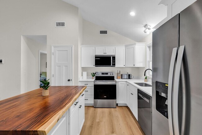 Foto del edificio - 2408 Causey Dr