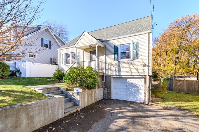 Building Photo - 237 Oaklawn Ave