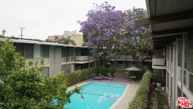 Foto del edificio - 11133 Rose Ave