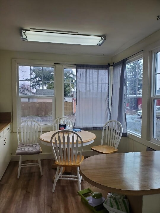 Building Photo - 555 N Broadway St