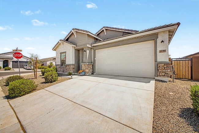 Building Photo - 42385 W Vincent Dr