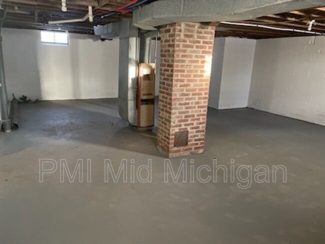 Building Photo - 1496 W Cass Ave
