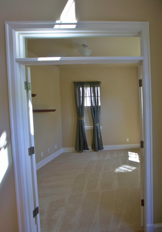 Building Photo - King City 3 Bedroom Plus Den available now !