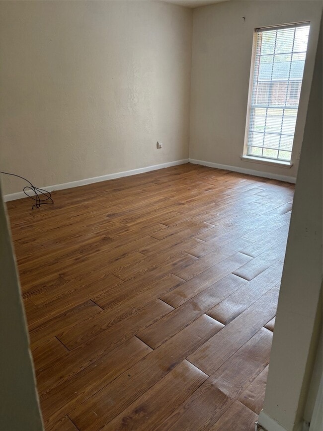 Building Photo - 2210 Buchanan Dr