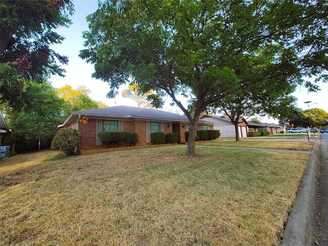 Building Photo - 7405 Pinehurst Dr W