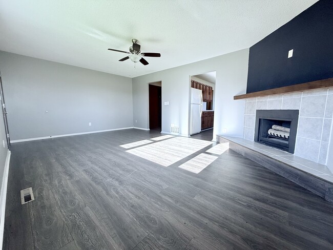 Living Room - 204 E Elm St