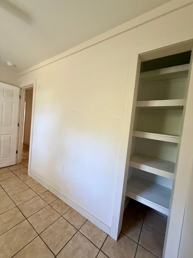 Building Photo - 3 Bed/1 Bath Home