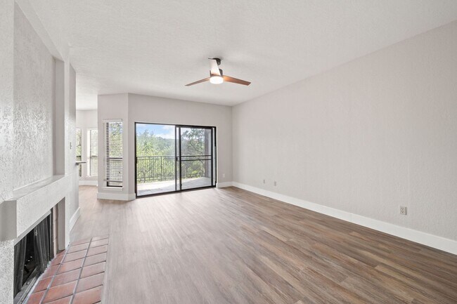 Foto del edificio - AVAILABLE NOW: Rare NW Hills Condo - 1 bed...