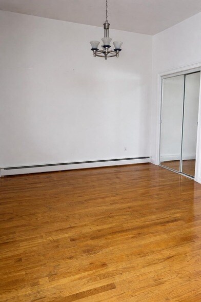 Foto del edificio - 163 Christopher Columbus Dr