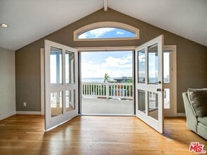 Building Photo - 3897 Rambla Orienta