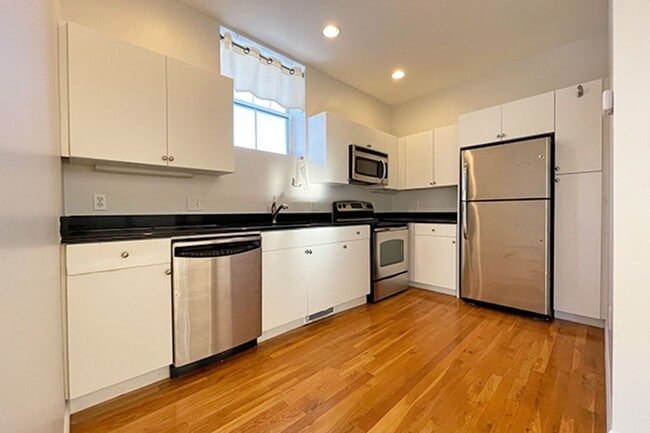 Building Photo - 9/1 Gorgeous, oversized 2BR/2.5BA townhous...