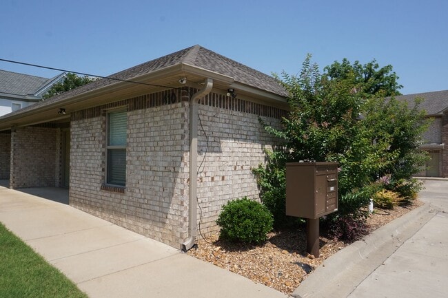 Building Photo - 410 W Matthews Ave