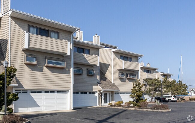 Building Photo - Chris Landing