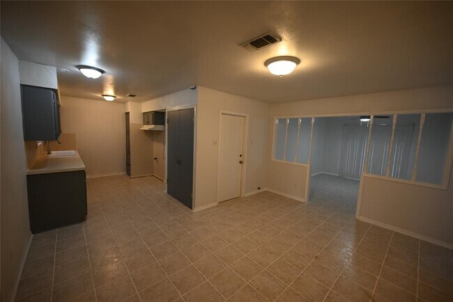 Building Photo - 1115 Helms Rd