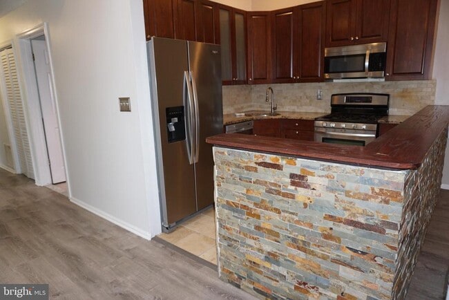 Building Photo - 80 Versailles Ct