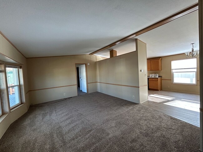 Building Photo - 3 Bedroom / 2 Bath Home in SE Redmond