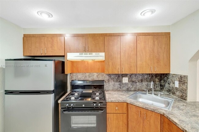 Building Photo - 6705 N Kendall Dr