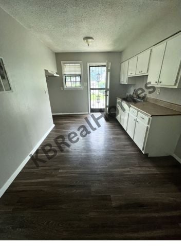 Building Photo - 6 E McKellar Ave