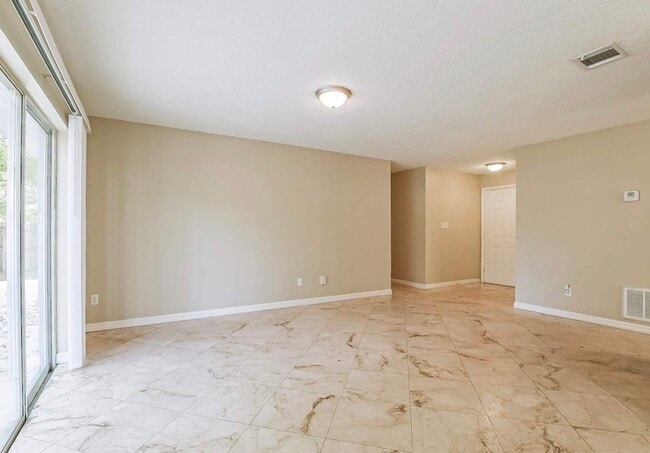 Building Photo - 10535 Hollyglen Dr