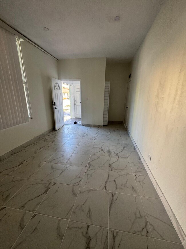 Building Photo - 804 Orange Ave