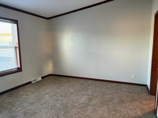 Building Photo - 2121 Four Seasons Dr